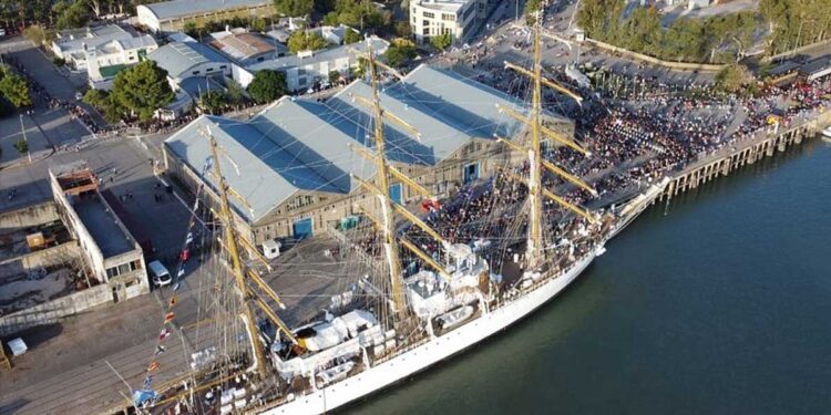 Histórica visita de la Fragata Libertad en el Puerto de Ingeniero White