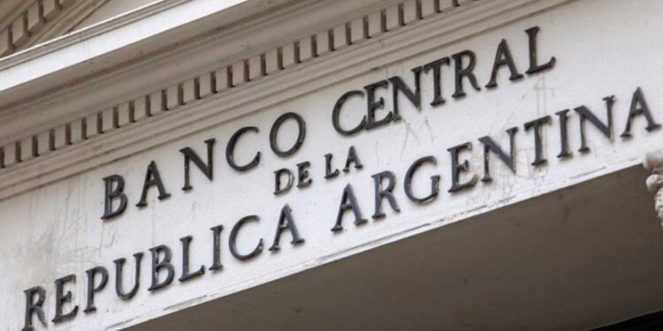 El Banco Central subió las tasas de interés para dar pelea a la inflación: cuánto se pagará por plazos fijos