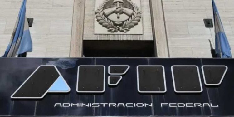 La recaudación tributaria alcanzó los $2,3 billones en marzo y aumentó 88,3% interanual