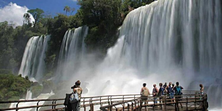 Más de 1,3 millones de turistas viajaron en el fin de semana extralargo