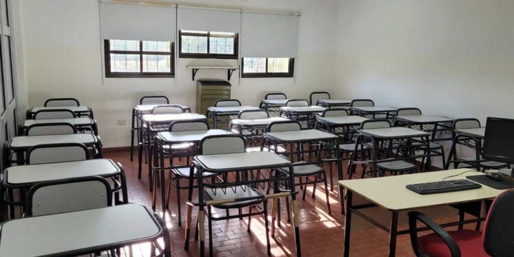Importante renovación de mobiliario de aulas en el CFP Nº401
