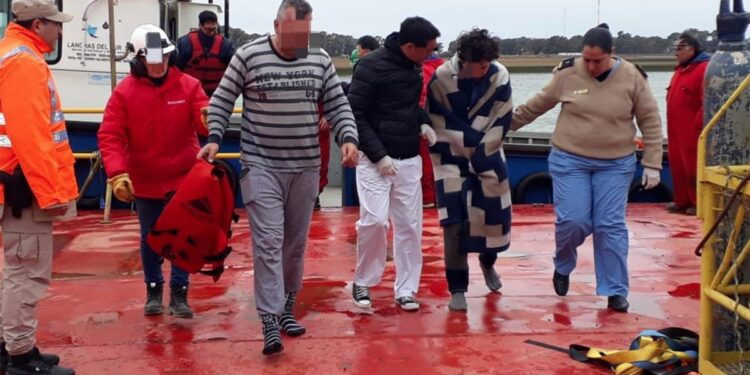 Prefectura rescató a tres tripulantes de una lancha que se hundió cerca de Puerto Rosales