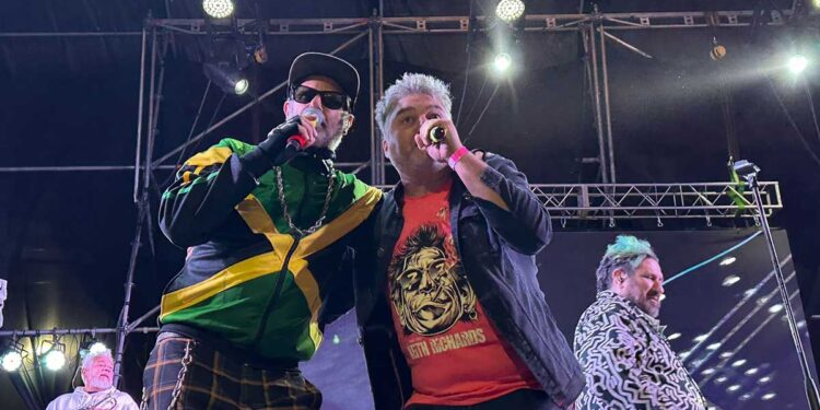 En el Puerto, La Mastur vivió otra noche soñada junto a Los Auténticos Decadentes
