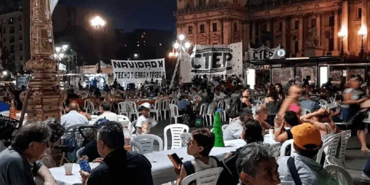 Más de 4.000 personas participaron de una cena solidaria de Navidad frente al Congreso