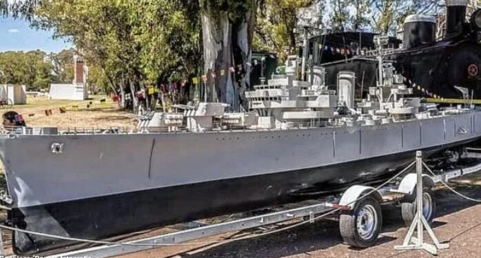 Réplica del crucero General Belgrano emocionó en Punta Alta