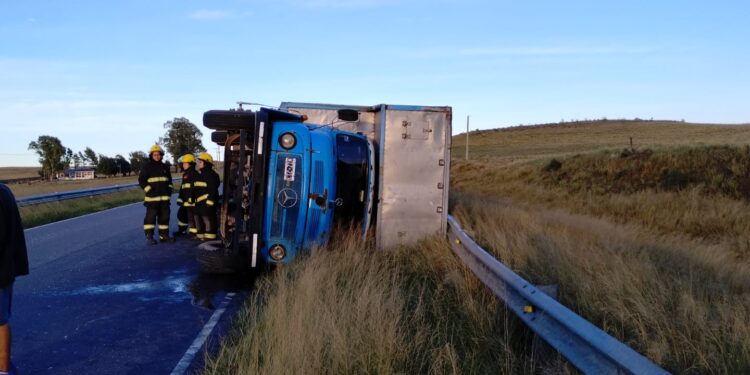 Volcó un camión en la ruta 51
