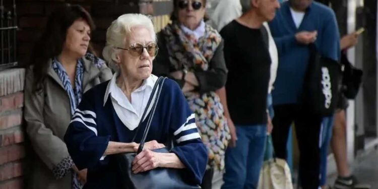 Aumento y tope al bono de $70.000 en abril para jubilados: fijan proporcional para cobrar