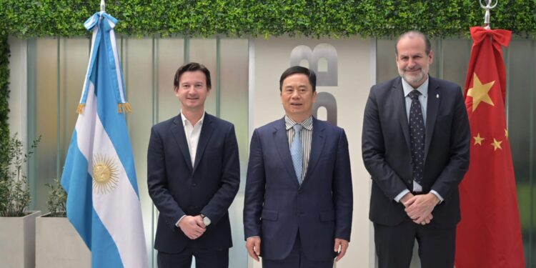 Susbielles mantuvo una jornada de trabajo con Ma Zejiang, alcalde del Gobierno Popular chino de Yichang