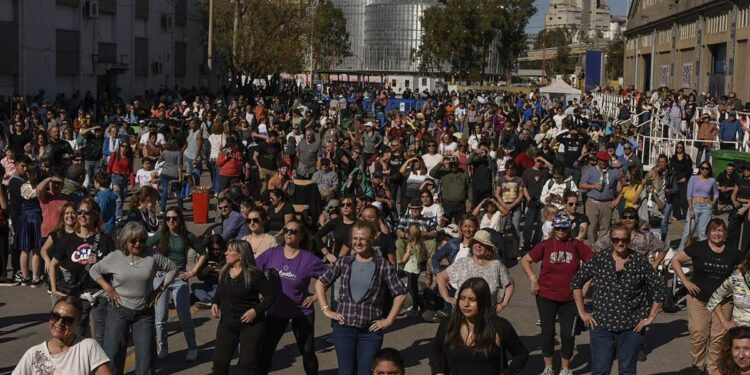 Por tercer año consecutivo, la Fiesta de las Colectividades volvió a llenar de brillo al Puerto