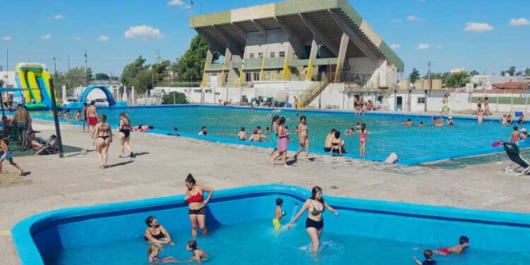 El último domingo de enero se vivió a pleno en la pileta de Comercial