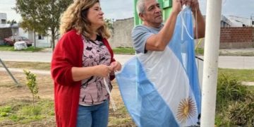 Nueva bandera para la Plaza Viviana Drunday del Barrio Vialidad